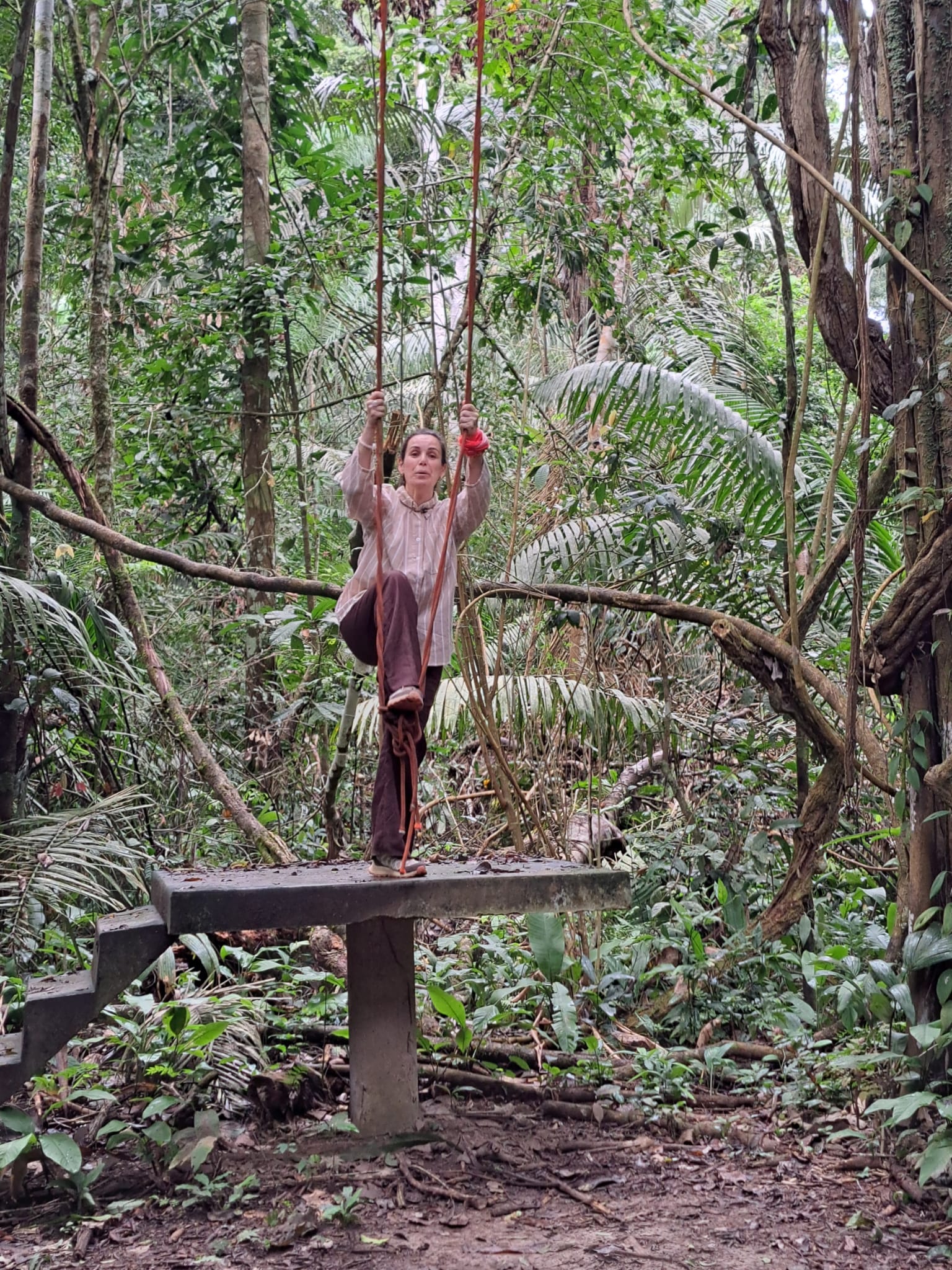 Viajera en el columpio adentrándose en la selva amazónica de Perú
