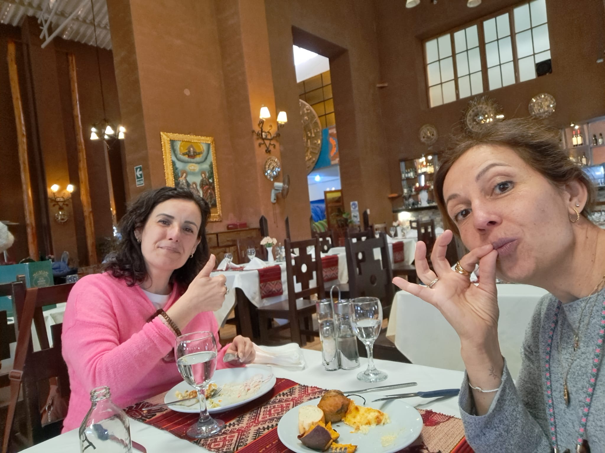 Dos viajeras disfrutando de la gastronomía peruana en un restaurante tradicional