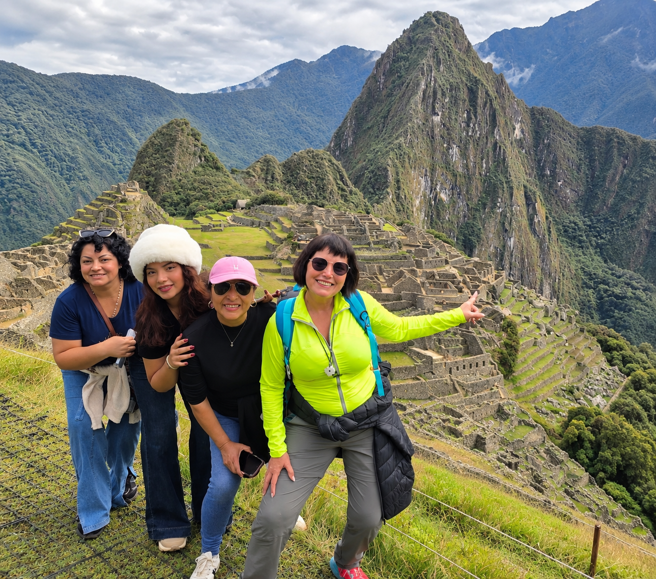 Cuatro viajeras de Viajes y Turismo Amazonas en Machu Picchu, Perú