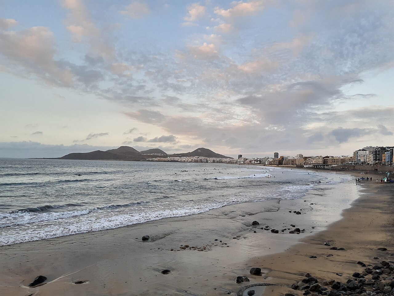 Playa urbana de Las Canteras en Las Palmas de Gran Canaria con olas suaves, arena dorada y el atardecer atlántico