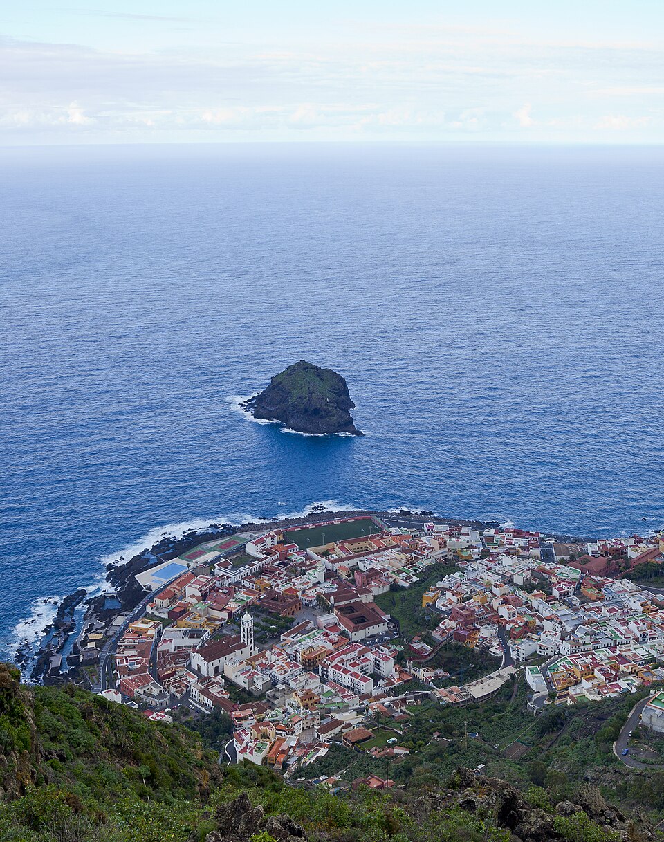Vista panorámica desde lo alto de Garachico con su núcleo urbano y el Roque de Garachico emergiendo en el mar