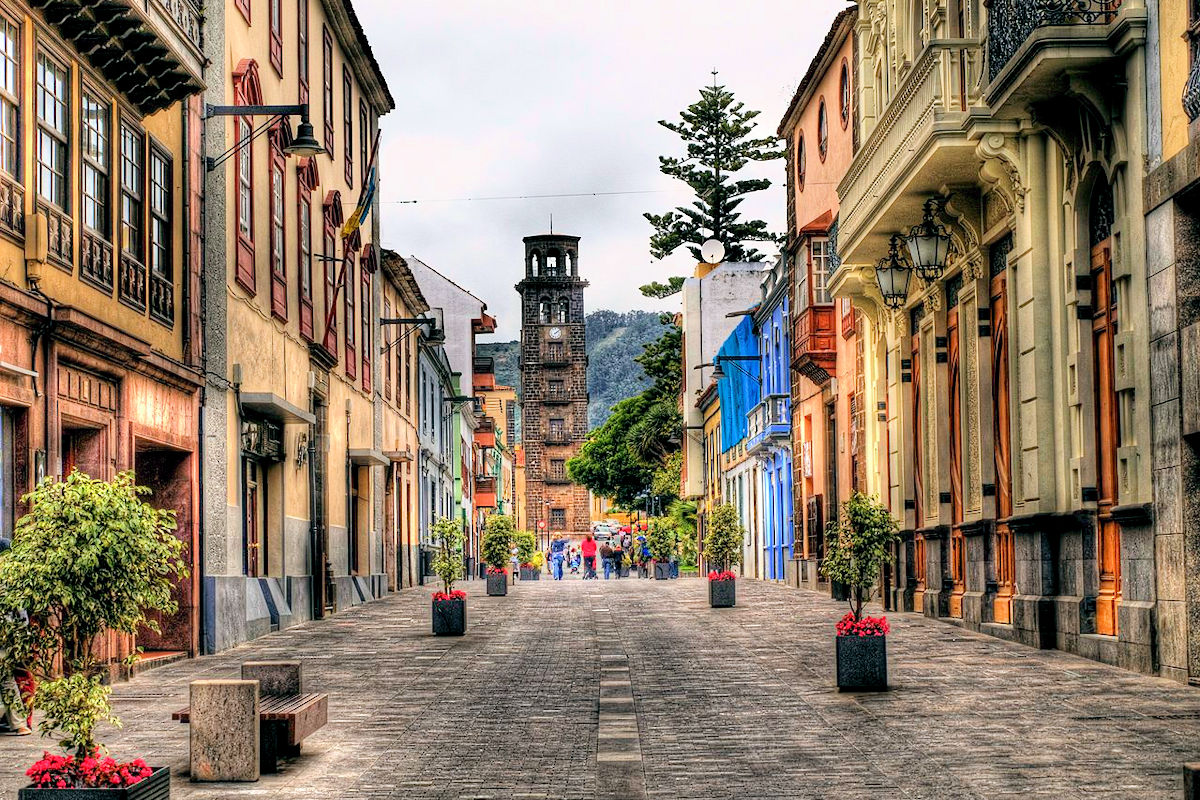 Calle peatonal empedrada de San Cristóbal de La Laguna con fachadas señoriales canarias y la torre de la Concepción al fondo