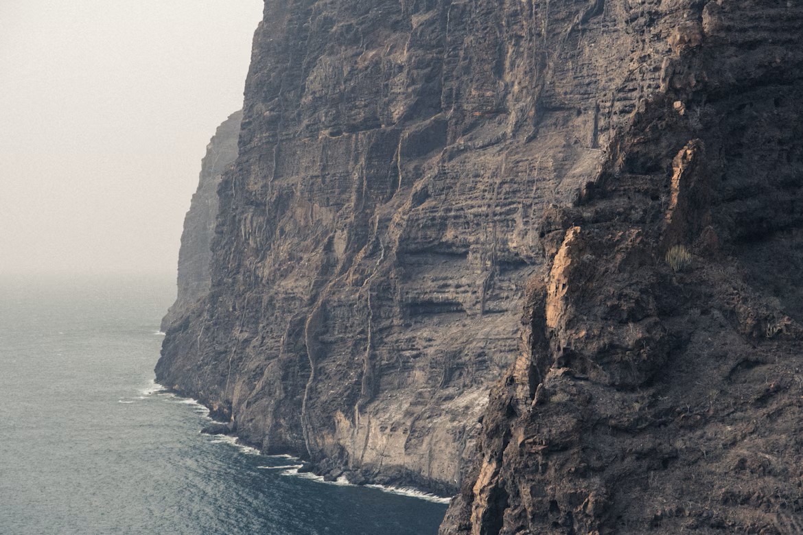 Paredes verticales de basalto de los Acantilados de Los Gigantes cayendo sobre el océano Atlántico