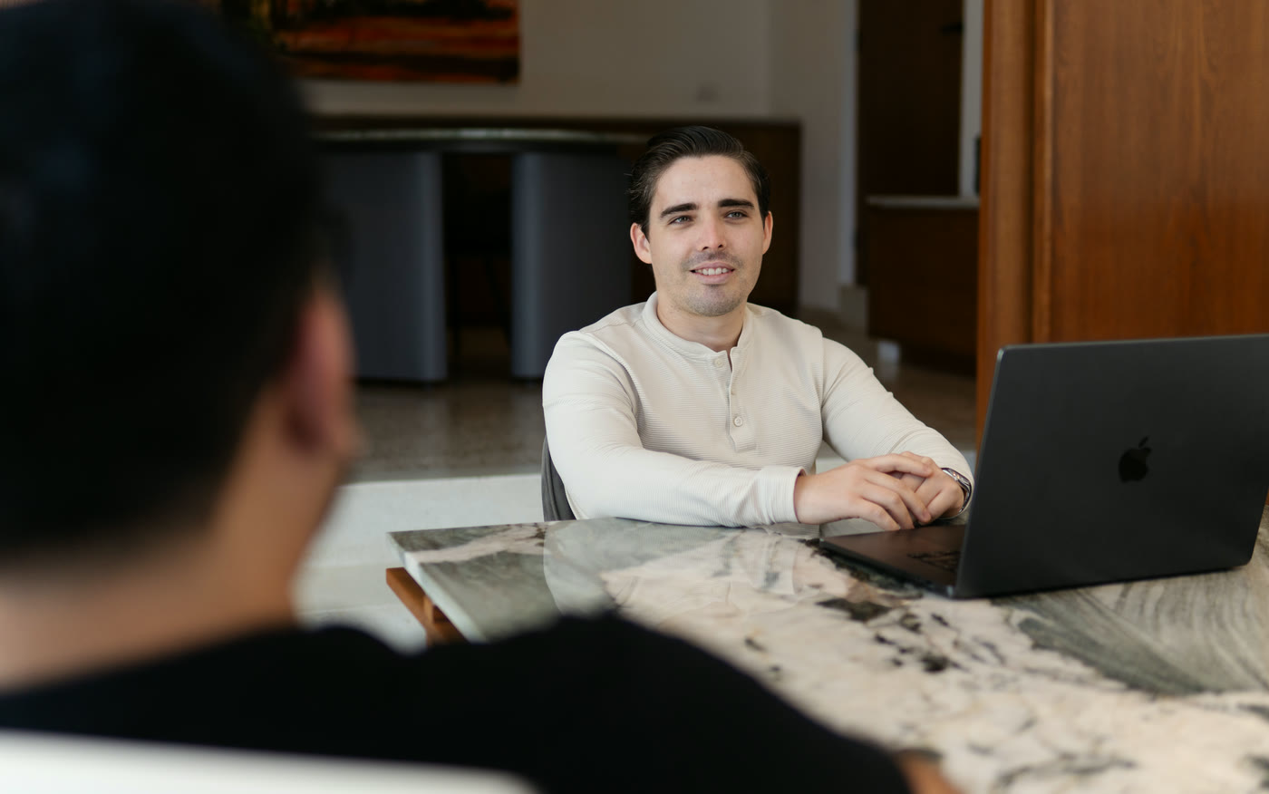 Oswaldo Avilés en la mesa, guiando a una persona frente a su laptop