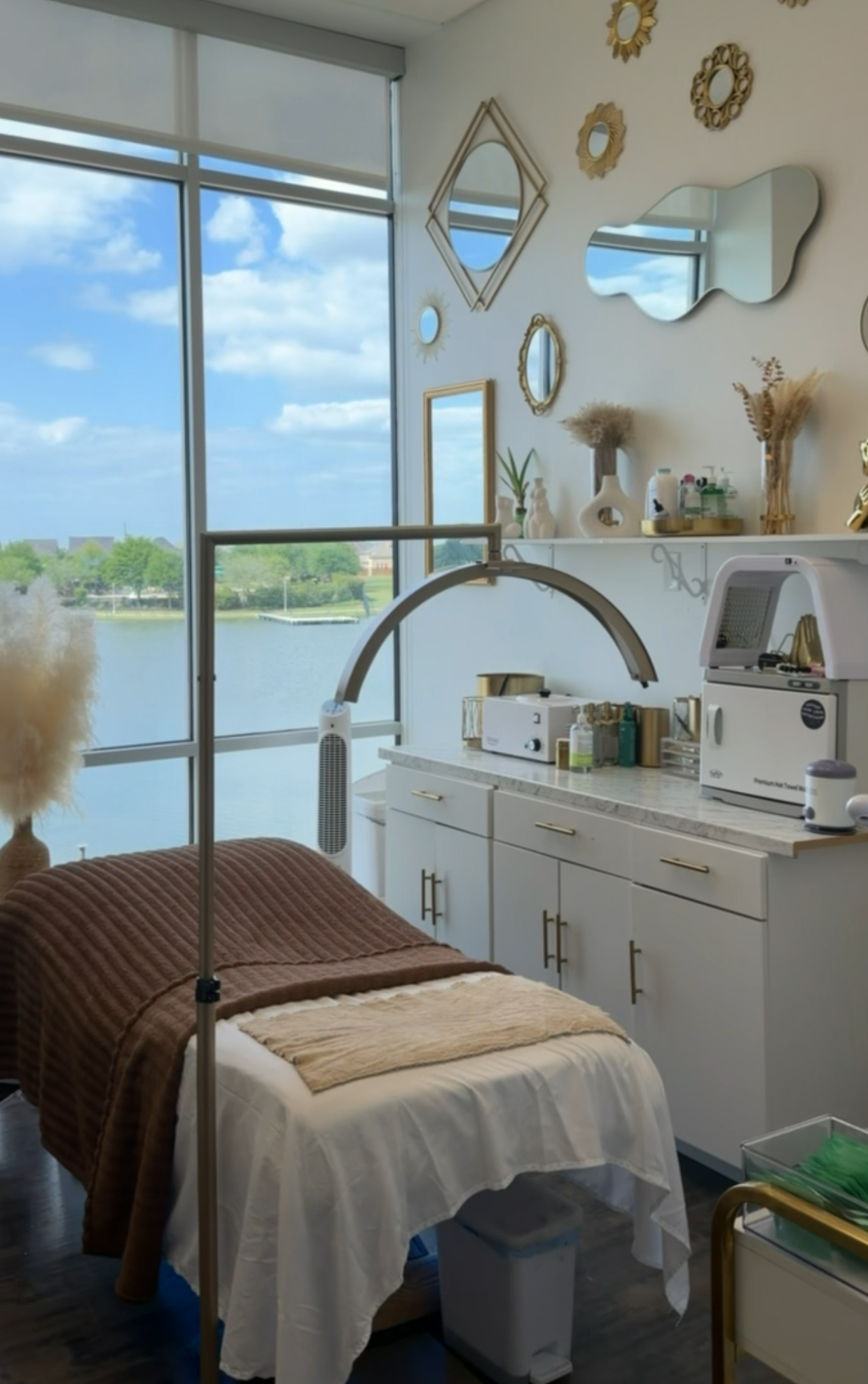 Queen Beauty HTX treatment room overlooking the lake