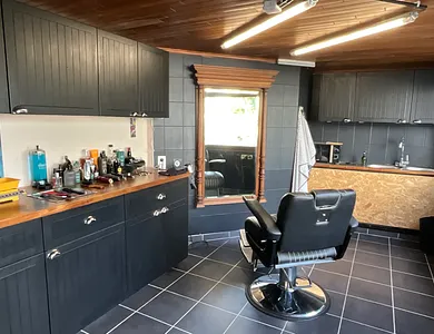 Barber stoel en spiegel bij FRISADOR
