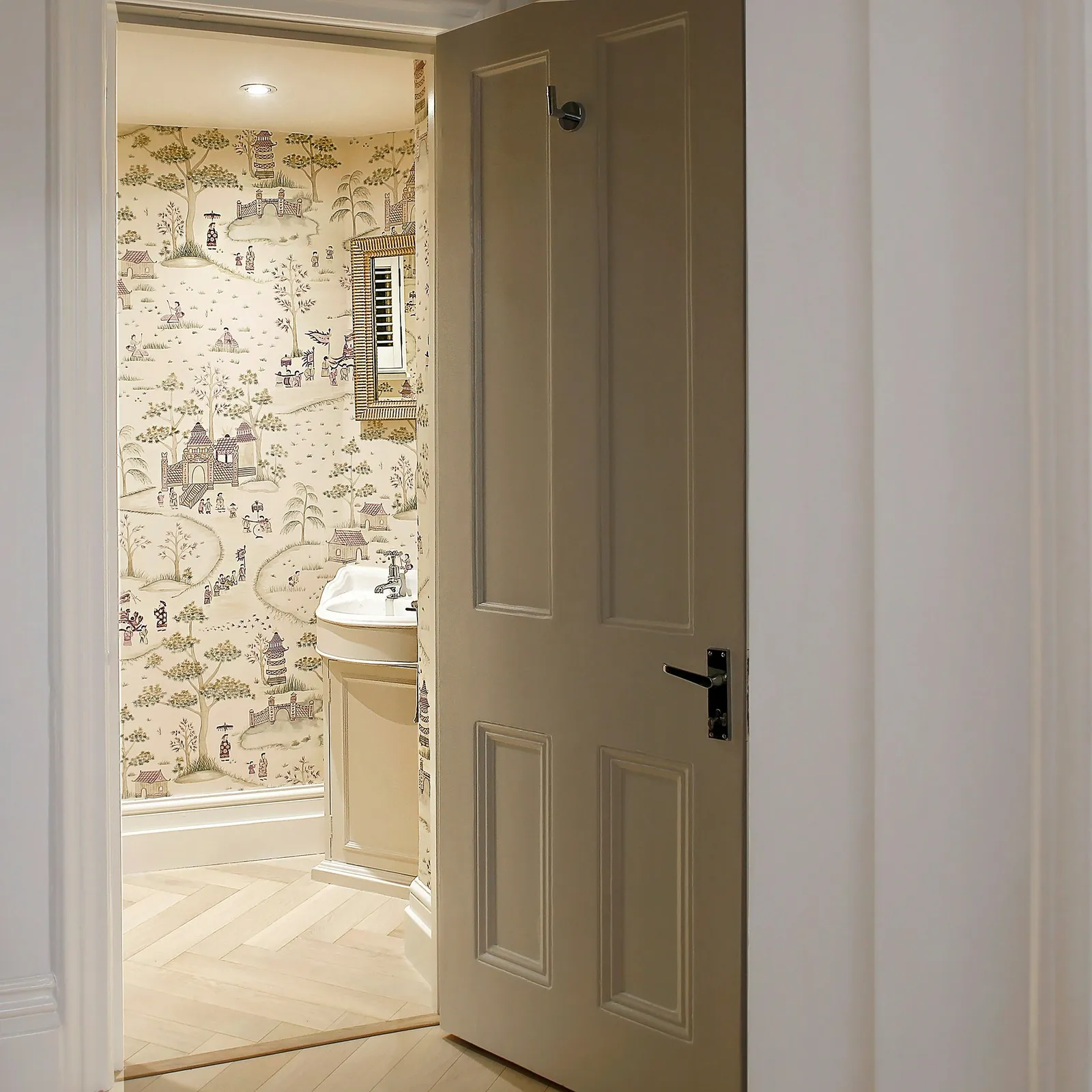 A refurbished room in the Hyde Park apartment, London