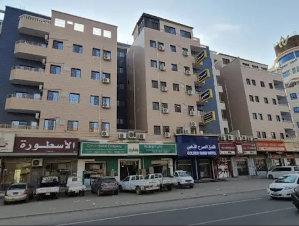 واجهة فندق الصرح الذهبي والشارع العام في كابوتا، عدن