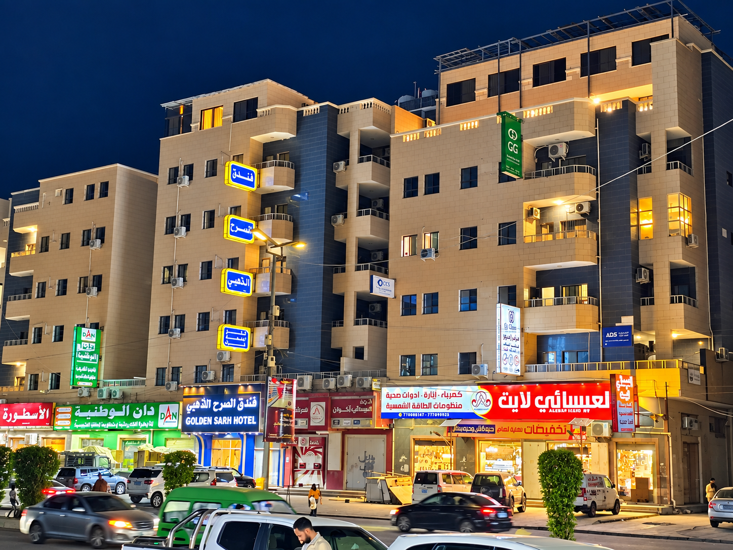 واجهة فندق الصرح الذهبي واللافتات المضيئة ليلاً في كابوتا، عدن