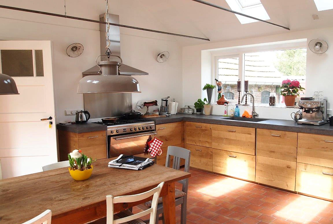 Zonnige terracotta vloer in keuken