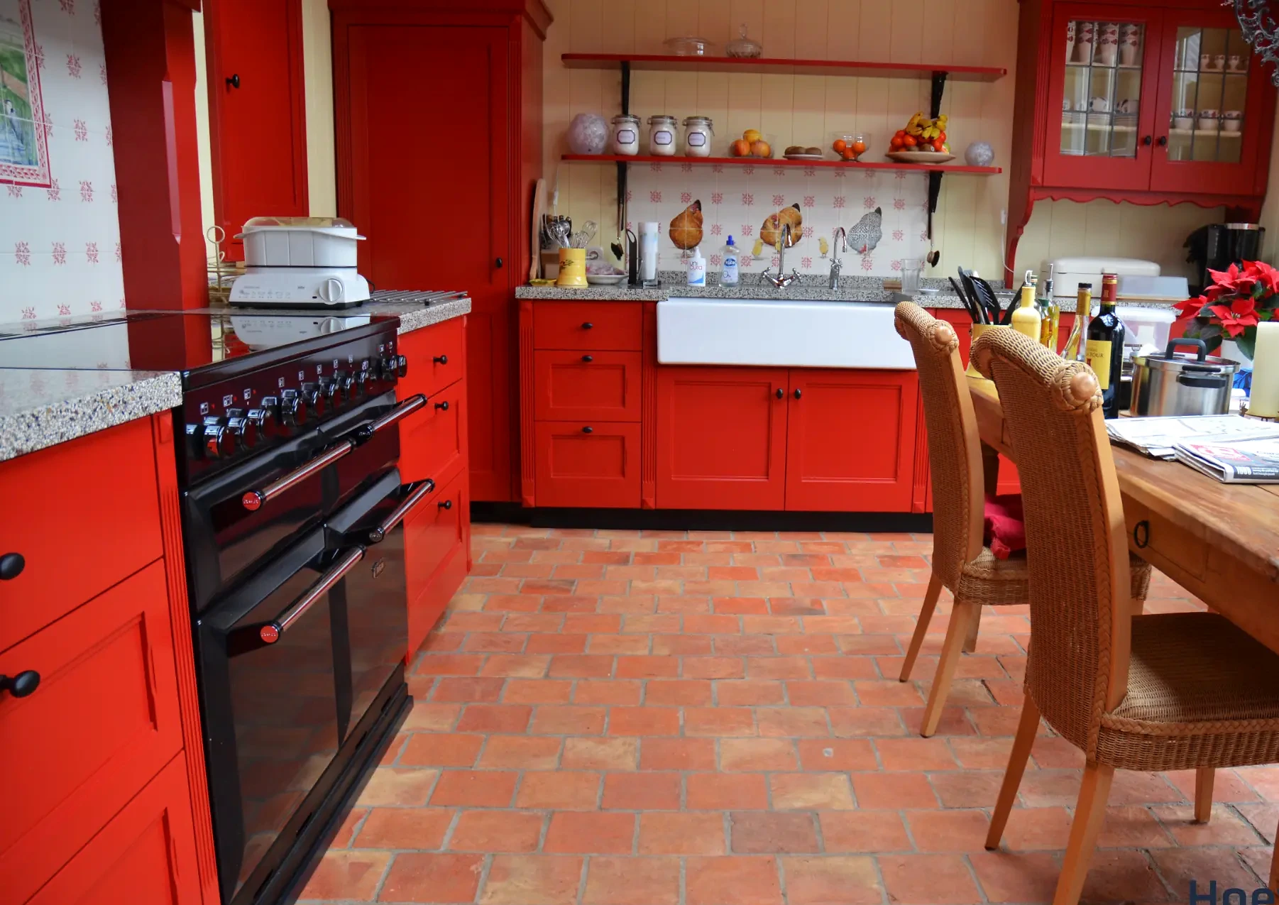 TerraSand vloer in keuken met rode houten fronten