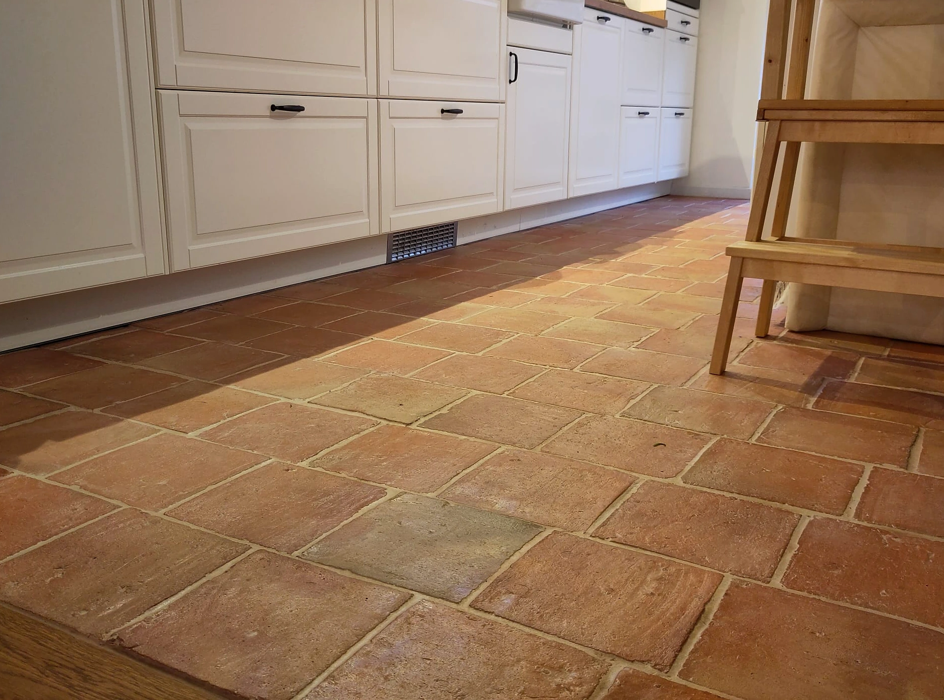 TerraSand tegelvloer met Bahama Beige voeg in keuken