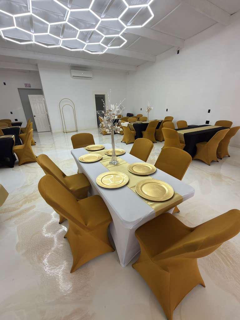El Saloncito del West: salón de eventos preparado con iluminación decorativa y mantelería