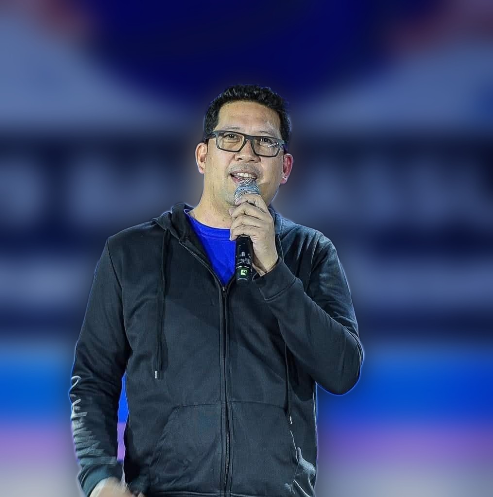 Reff Cachola speaking on stage
