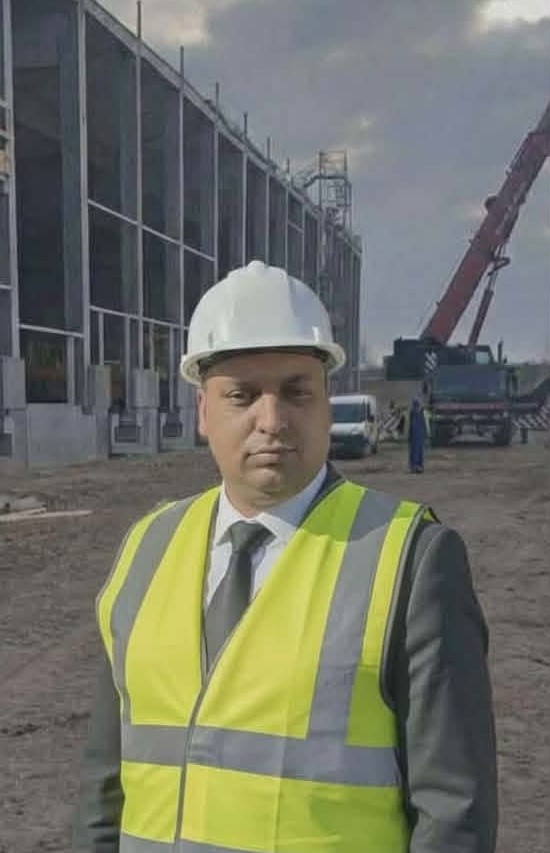 Rácz Richárd ügyvezető az építkezési helyszínen
