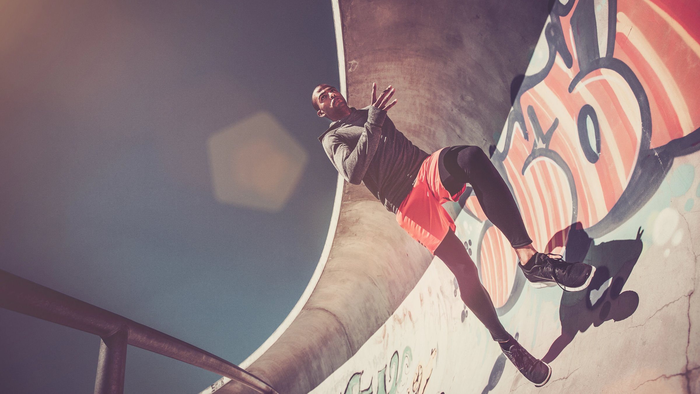 Urban Running und Athleten-Portrait im Sonnenlicht, Oliver Farys
