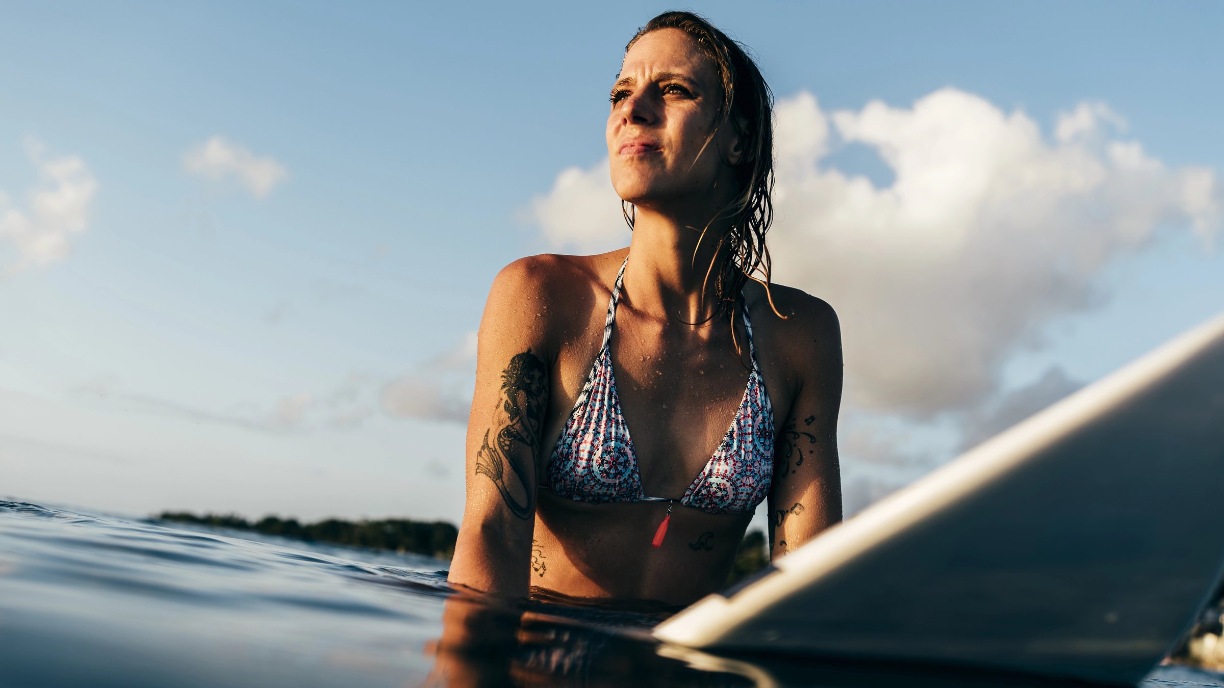 Surferin auf dem Wasser bei Sonnenuntergang, Fotografie von Oliver Farys