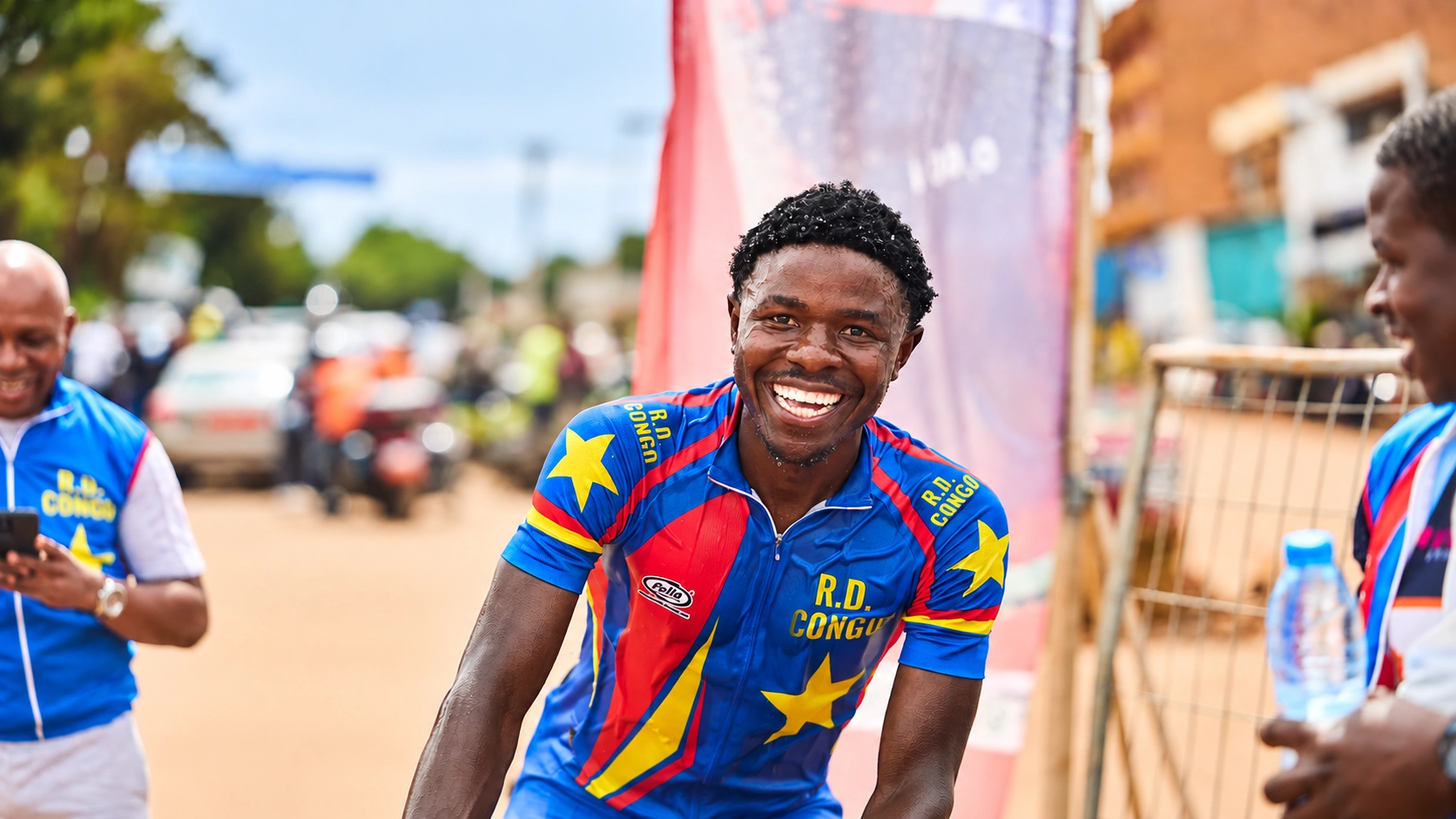 Lächelnder Radrennfahrer im R.D. Congo Trikot nach dem Rennen, Fotografie von Oliver Farys