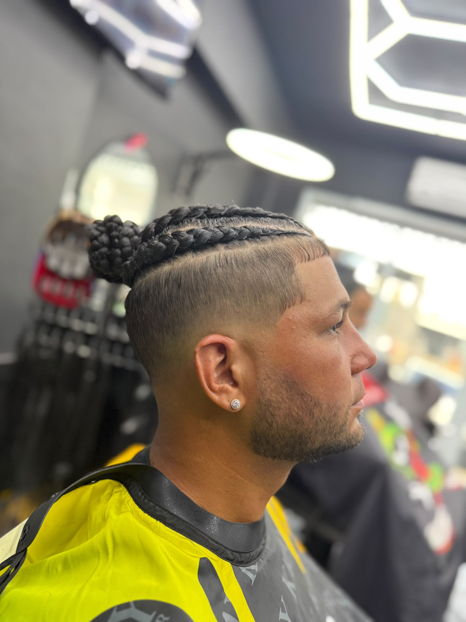 High Fade con Trenzas & Moño Superior