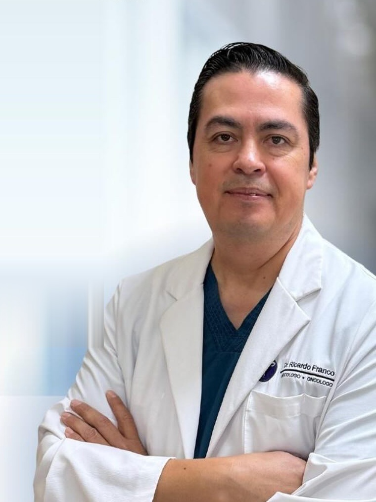 Dr. Ricardo Franco Medina, Ginecólogo Oncólogo en bata médica