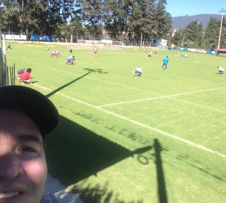 Mario Galarza en el campo de entrenamiento junto al equipo