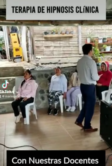 Terapia de hipnosis clínica con docentes en Pimampiro