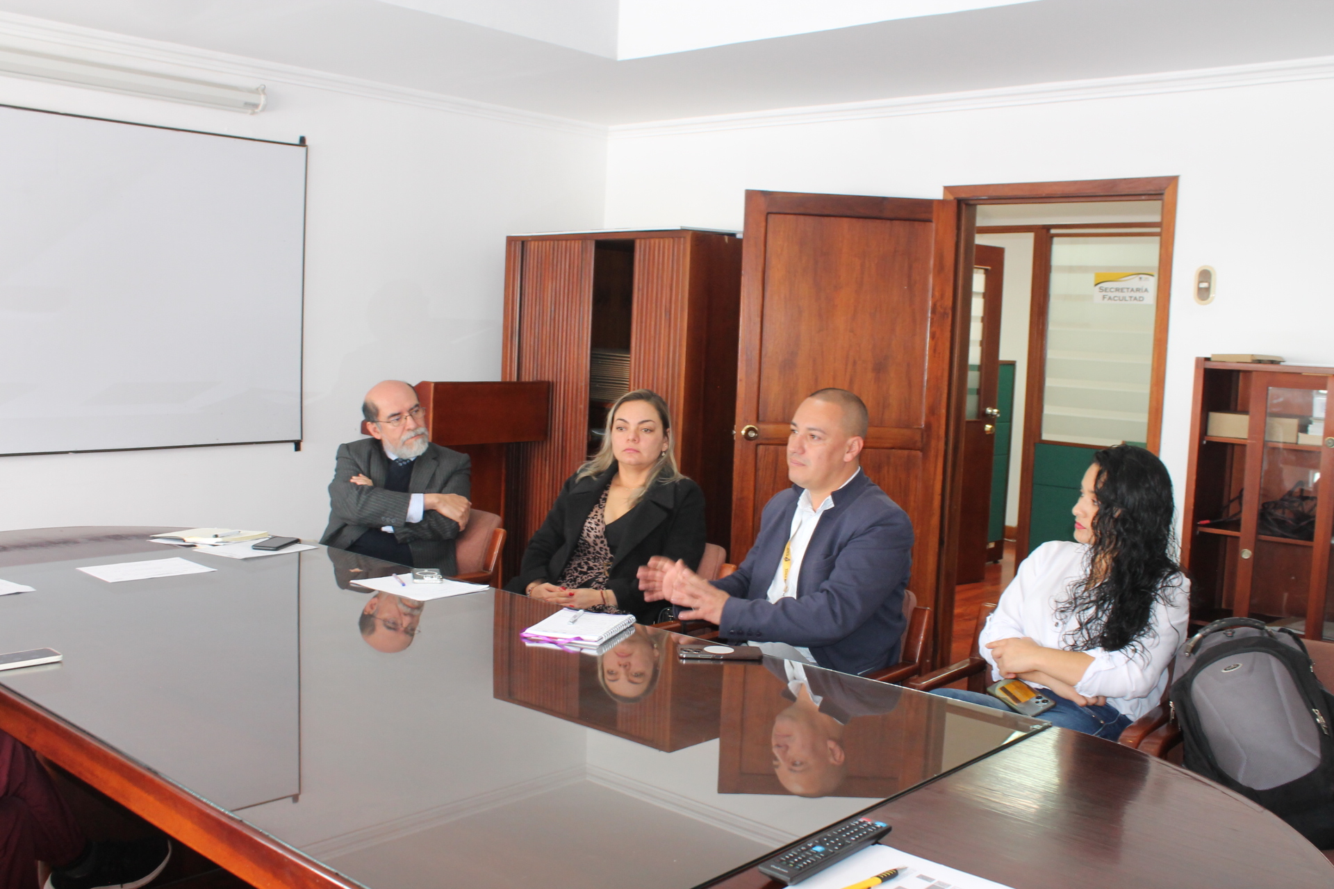Foto del candidato con egresados y docentes
