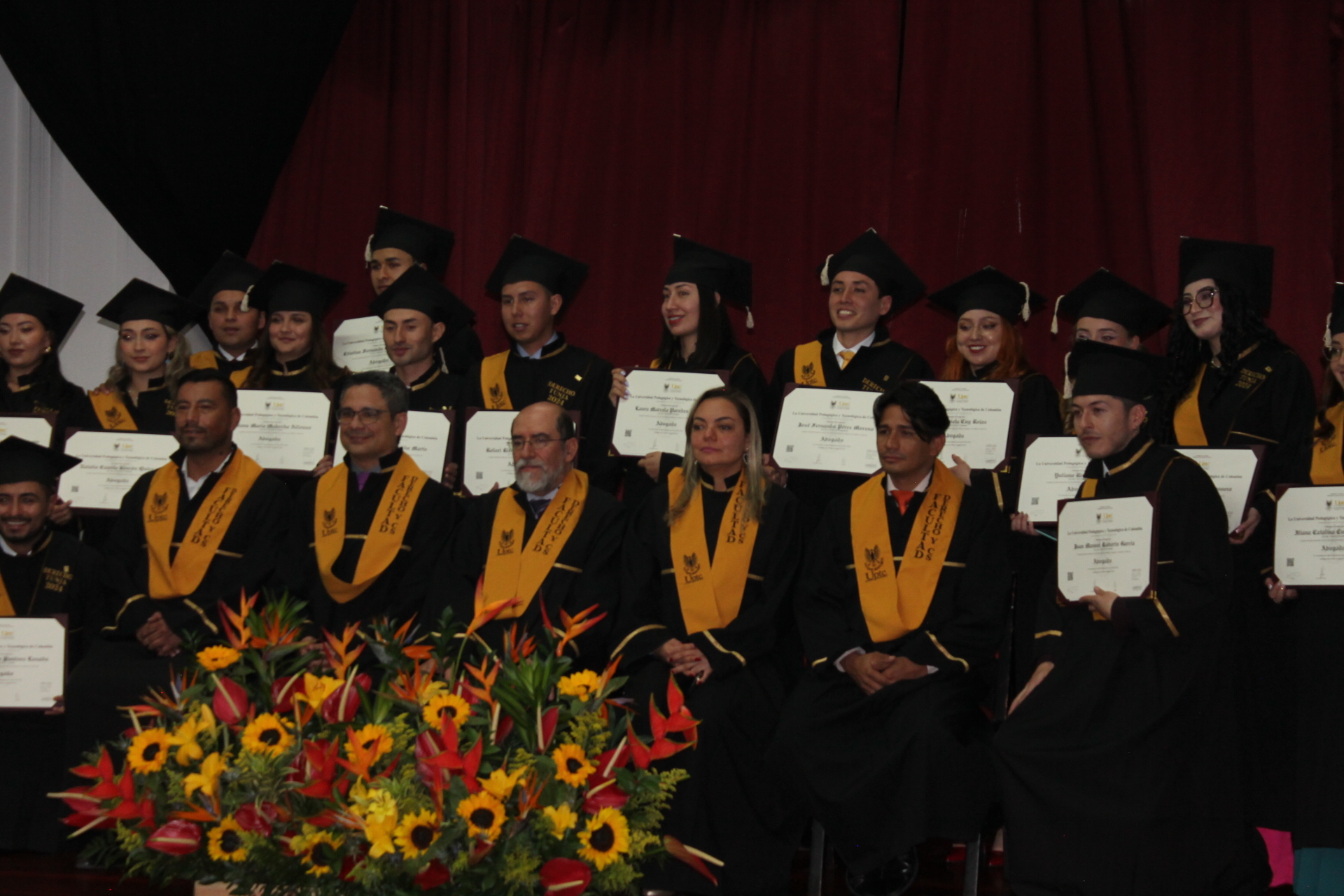 Foto del candidato con la comunidad universitaria en ceremonia de grado