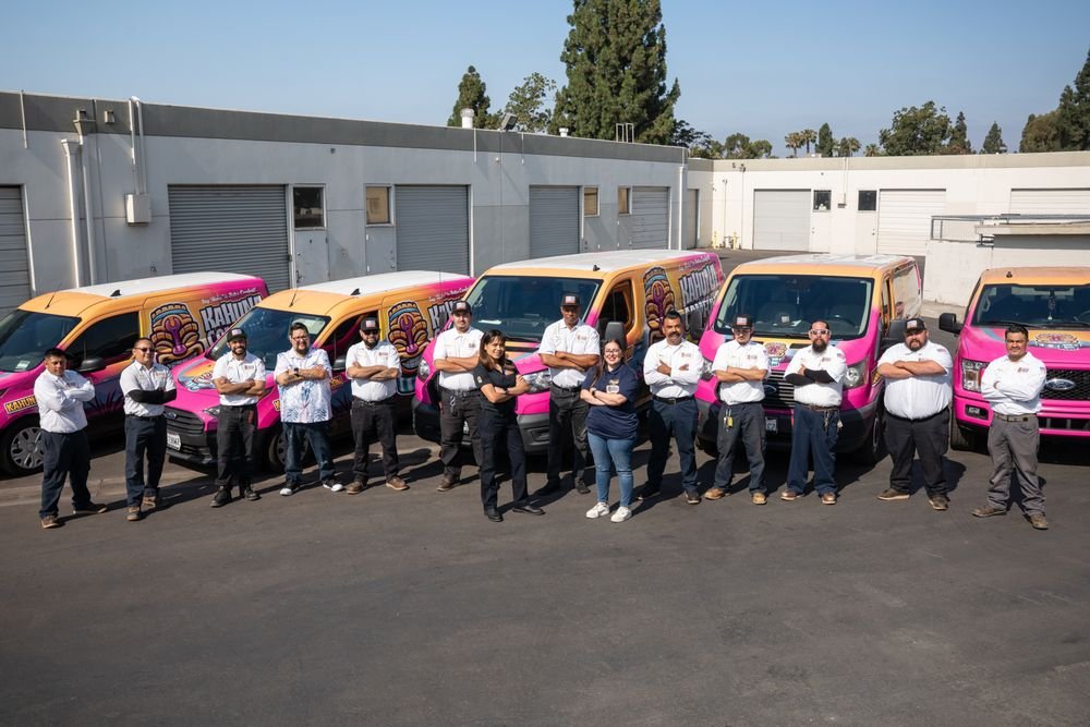 Equipo completo y flota de camionetas oficiales de Kahuna Comfort en Anaheim y Orange County