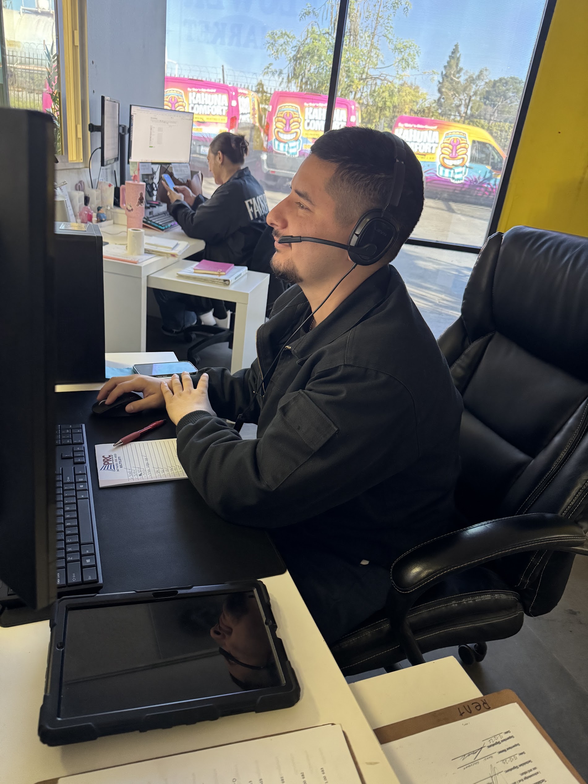 Equipo de atención y despacho de Kahuna Comfort atendiendo llamadas las 24 horas con la flota visible en Anaheim