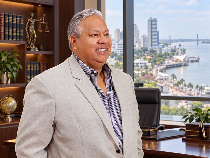 Abg. Jorge Triviño en su despacho legal en Guayaquil, Ecuador