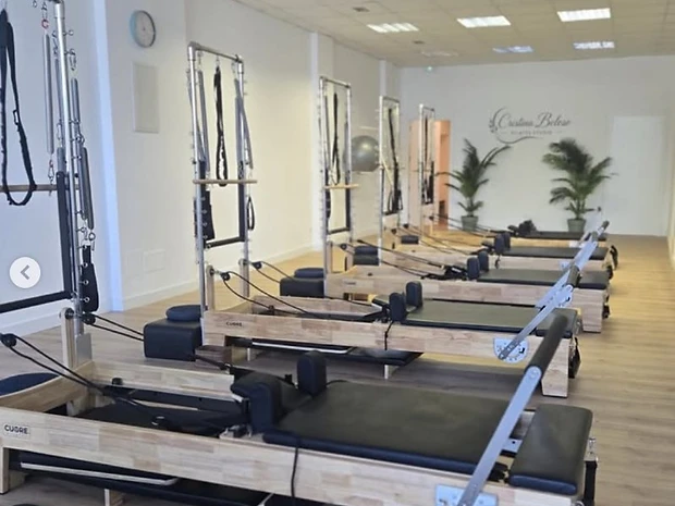 Interior del estudio de Pilates en Baiona con luz natural