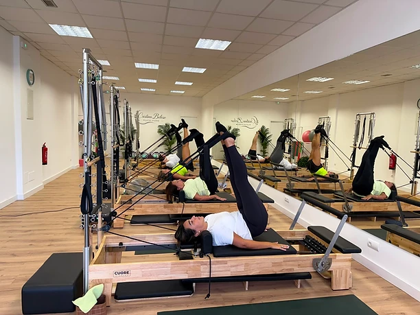 Alumna practicando Pilates Reformer en el estudio de Baiona