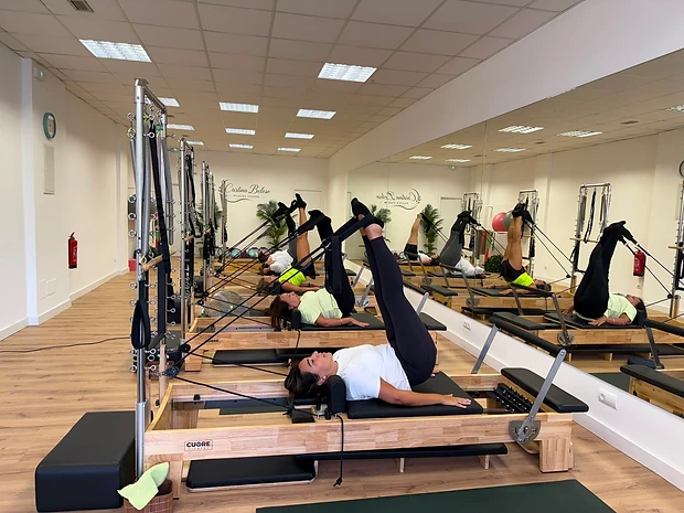 Alumnas practicando Pilates con máquinas en Studio Pilates Cristina Beloso