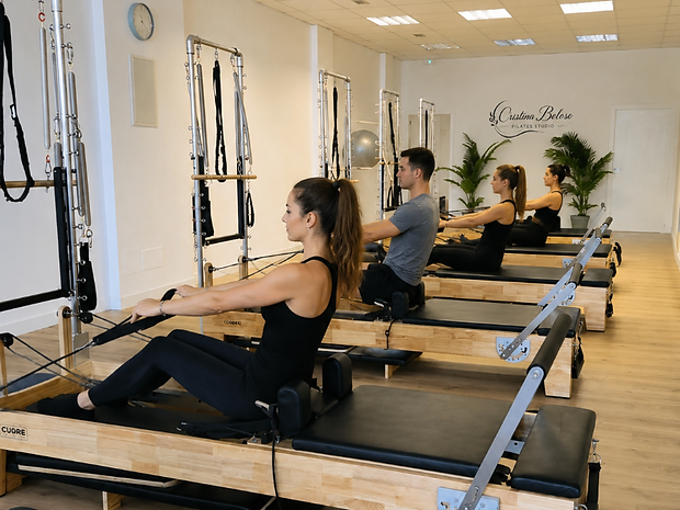 Sala con máquinas Reformer del estudio de Pilates en Baiona