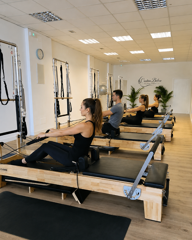 Interior del estudio de Pilates en Baiona con máquinas Reformer