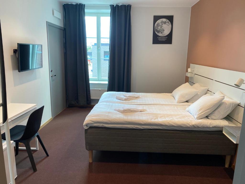 Hotellkorridor och rumsmiljö på Ahlgrens Hotell
