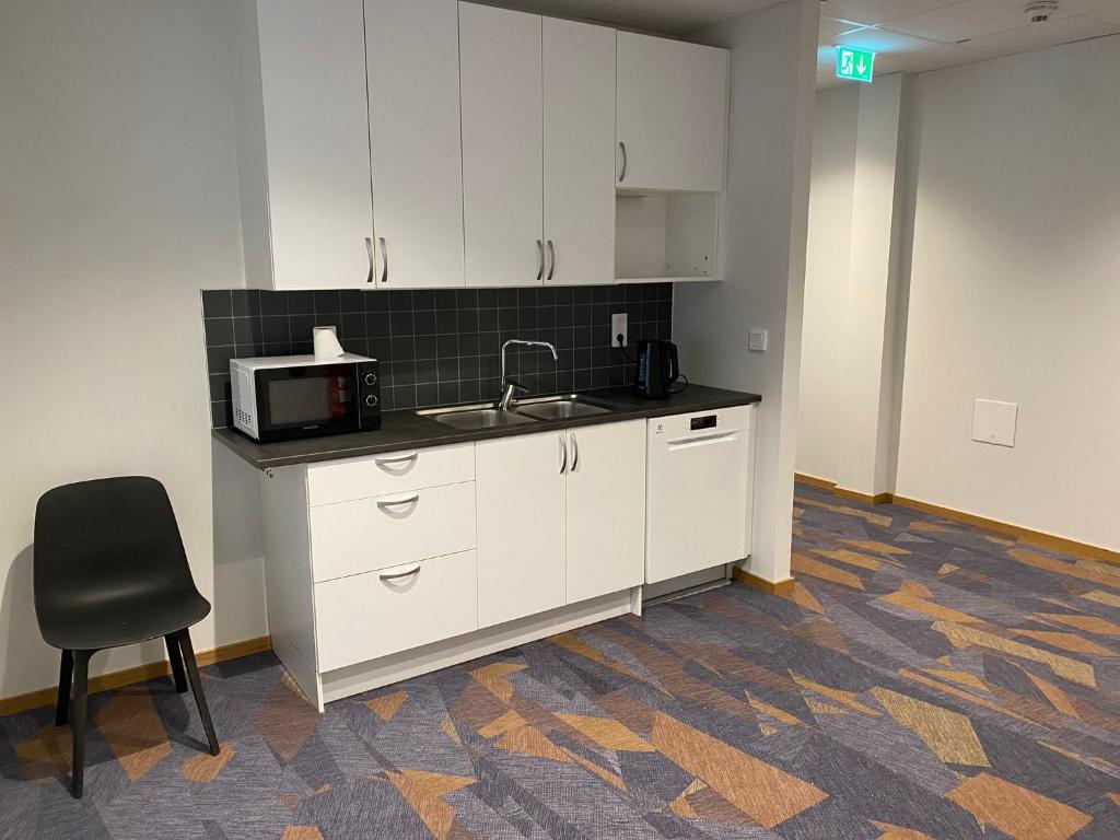 Gästpentry med diskbänk, mikrovågsugn och diskmaskin