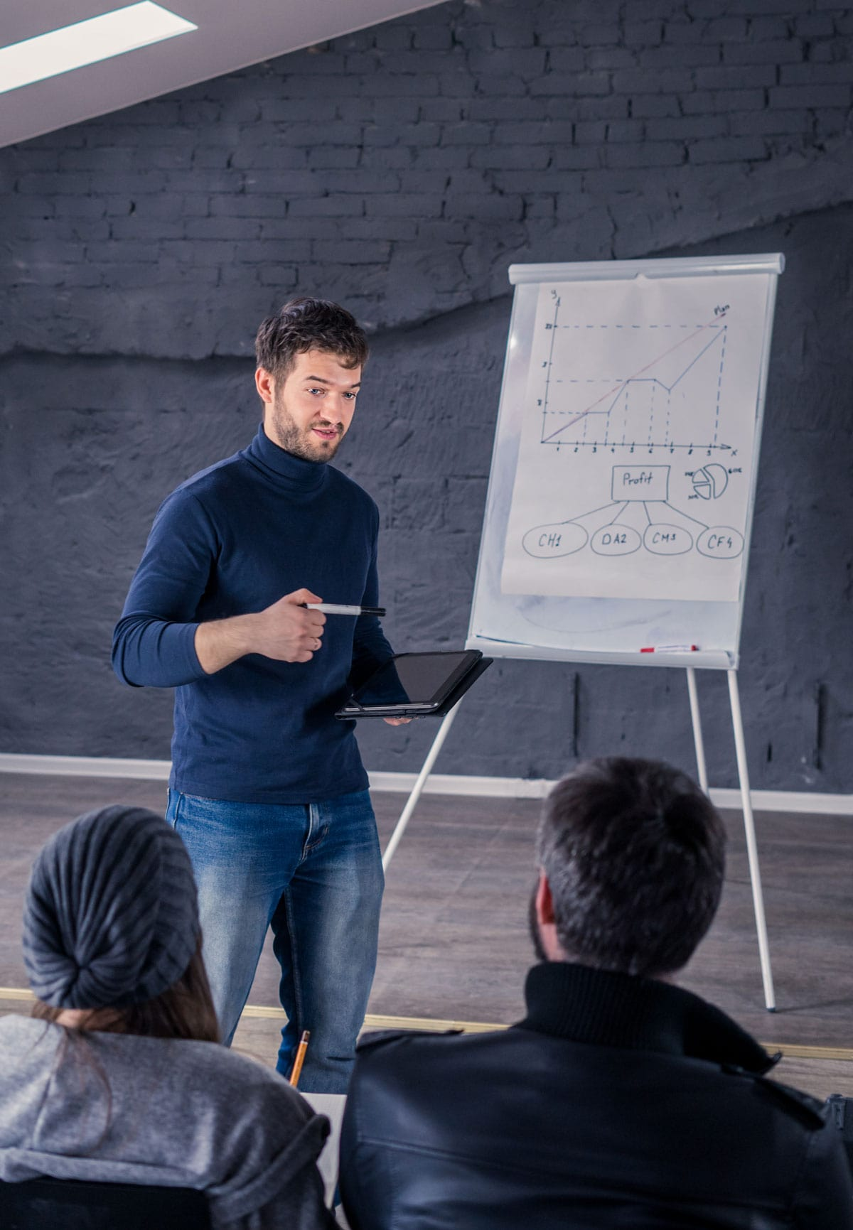 Instructor impartiendo capacitación teórica en pizarra para visa H-3