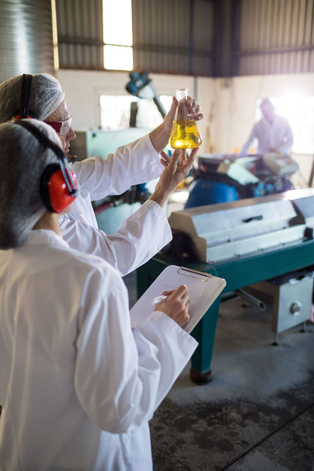 Técnicos de laboratorio realizando prácticas especializadas de adiestramiento