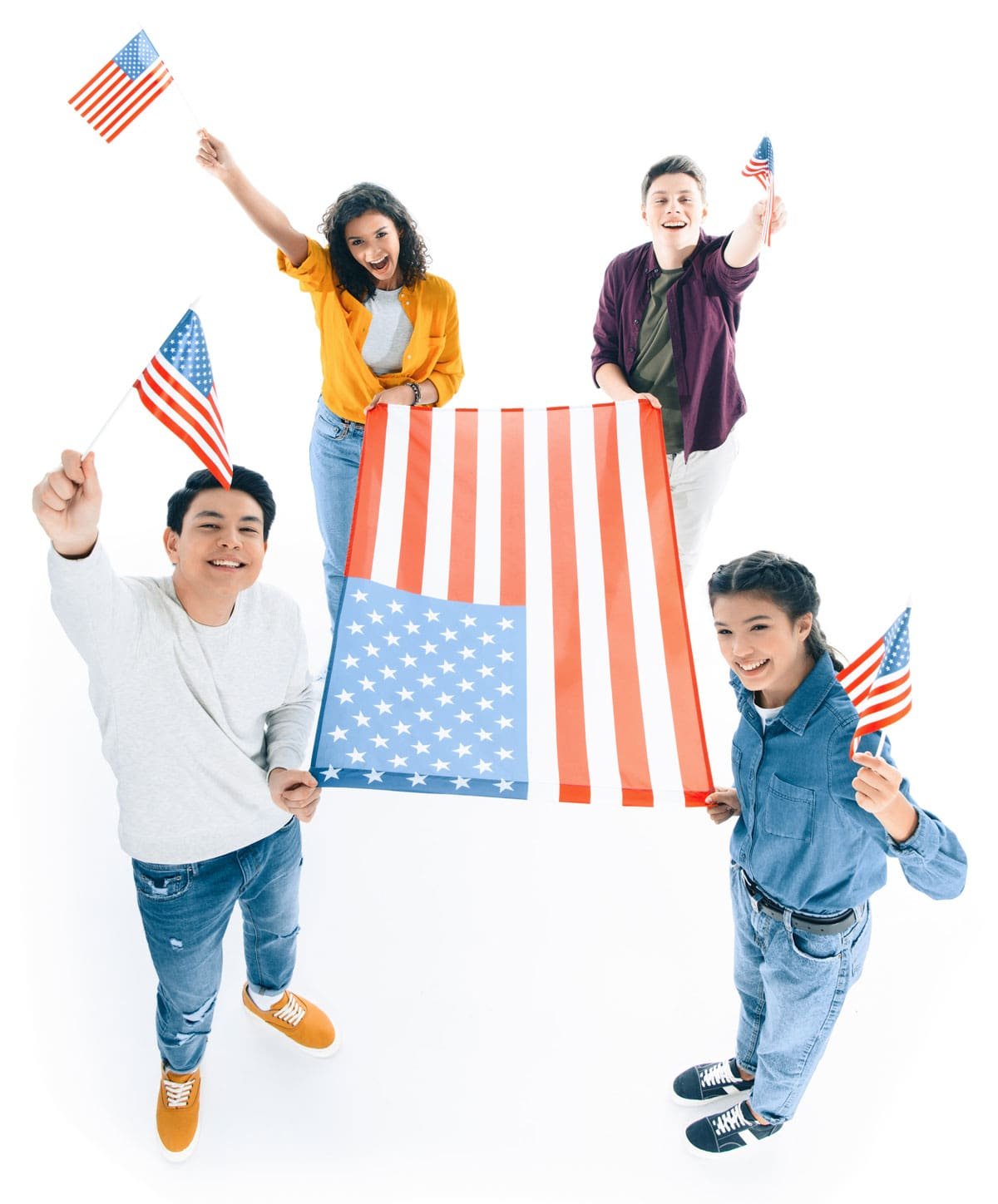 Familia y niños ondeando banderas de los Estados Unidos