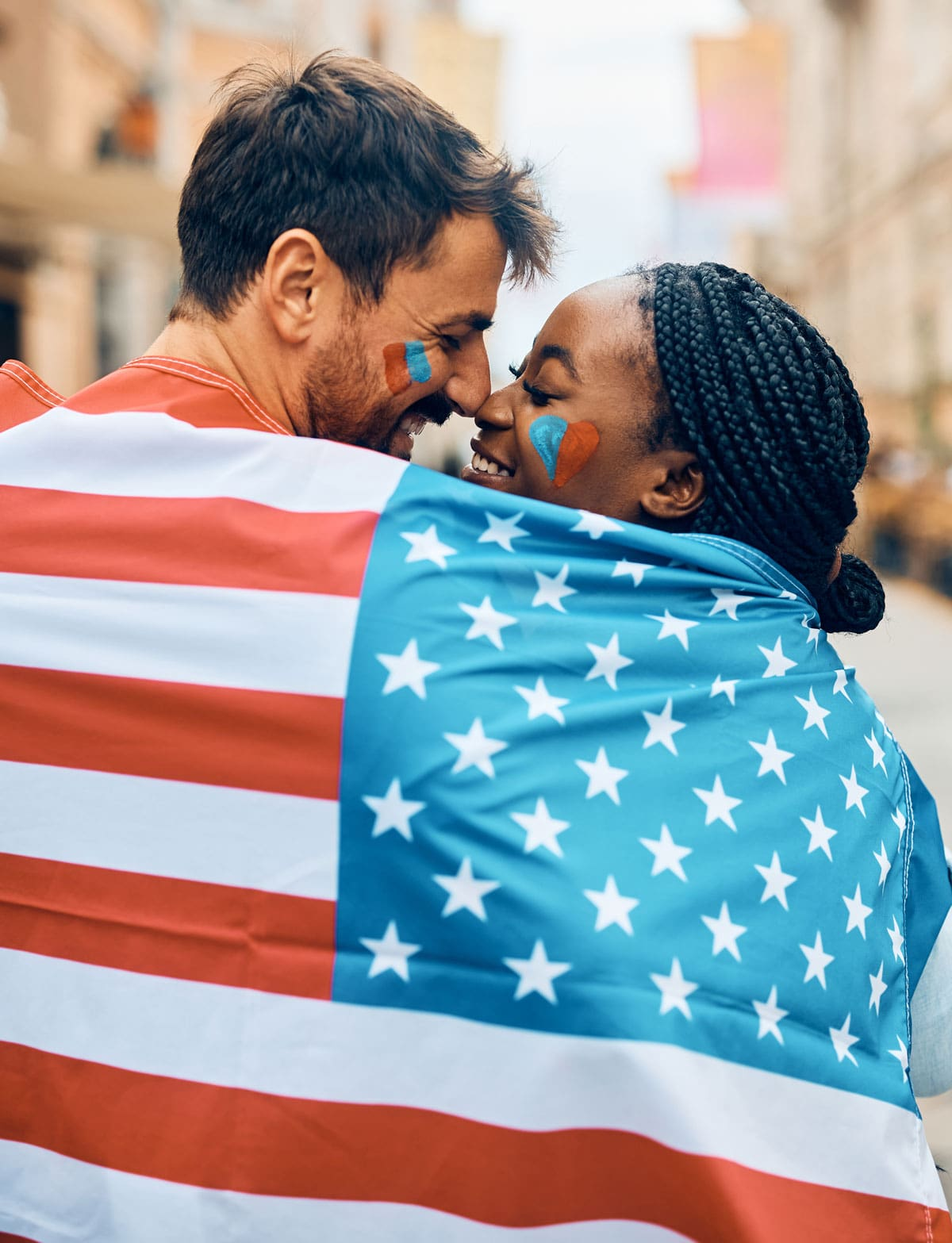 Pareja celebrando su visa de prometidos con la bandera de Estados Unidos