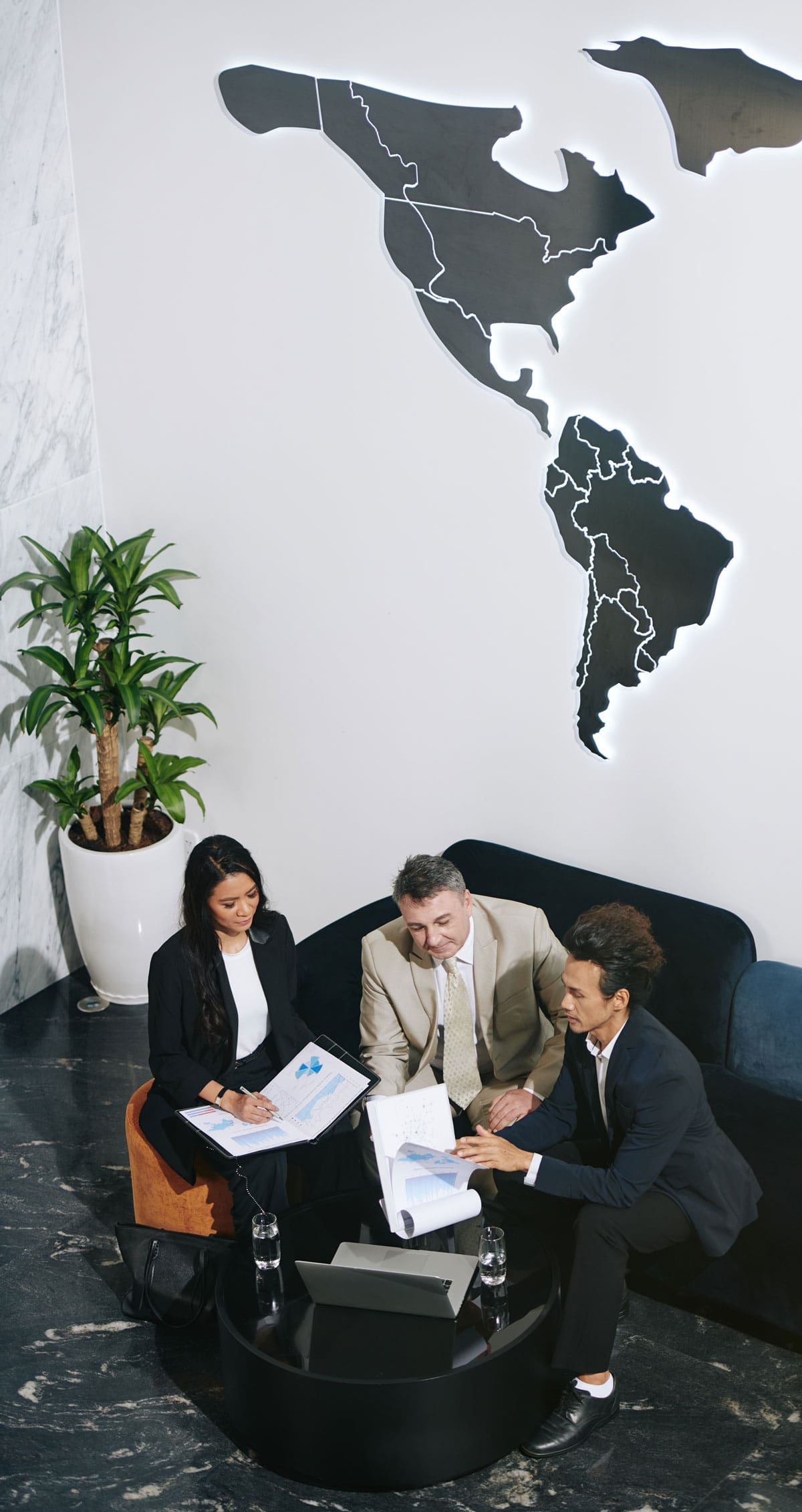 Empresarios e inversionistas estructurando un negocio para Visa E-2