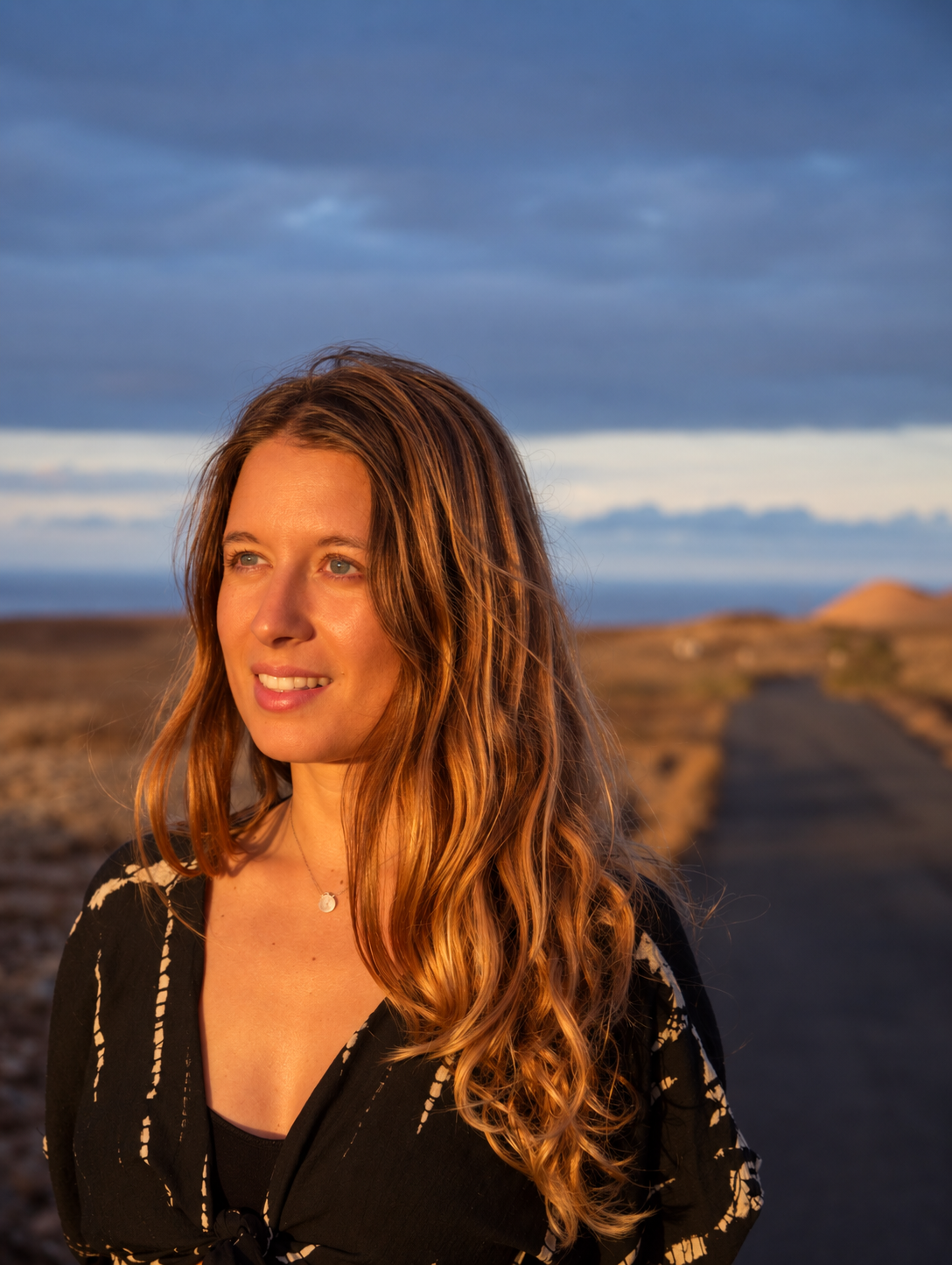 Laura Beltrán al atardecer en un camino abierto