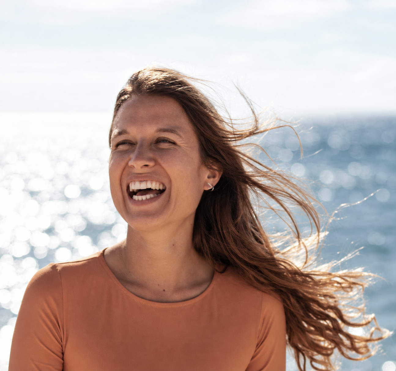 Laura Beltrán riendo frente al mar