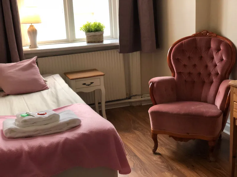 Enkelrum Economy på Järnvägshotellet med bäddad säng och fåtölj