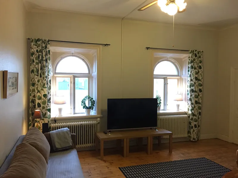 Företagslägenhet på Järnvägshotellet med soffa, vardagsrum och TV