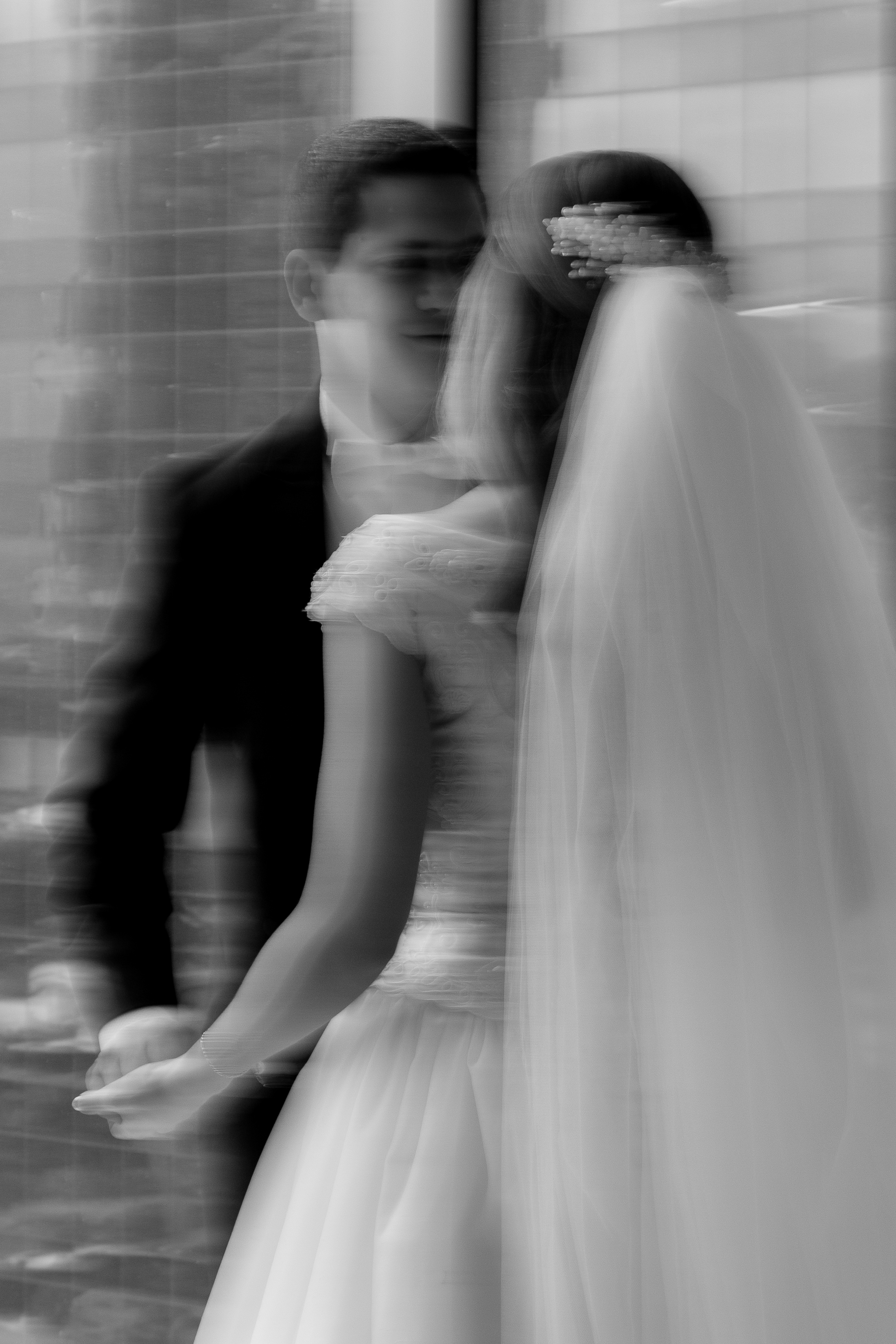 Baile cinematográfico con movimiento de los novios, blanco y negro