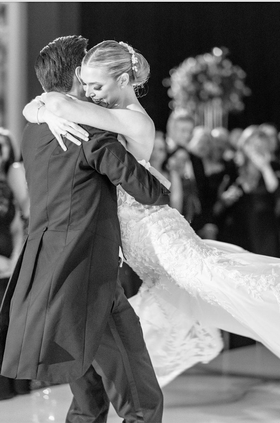 Primer baile íntimo de los novios, blanco y negro