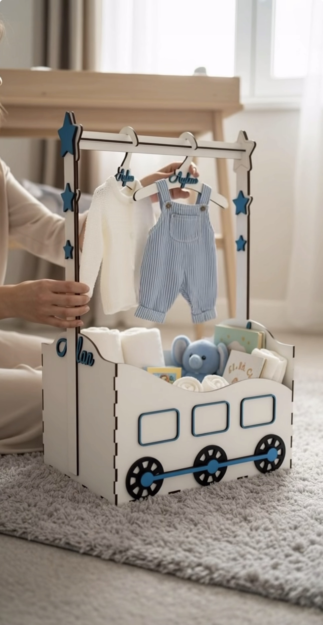 Drveni stalak za bebi poklone sa vješalicama